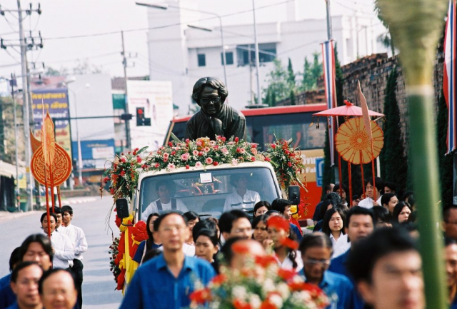 ขบวนแห่อัญเชิญพระรูปสมเด็จพระศรีนครินทราบรมราชชนี เคลื่อนที่ผ่านถนนสายสำคัญของจังหวัดเชียงราย