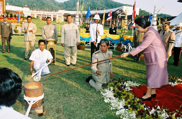 สมเด็จพระเจ้าพี่นางเธอ เจ้าฟ้ากัลยานิวัฒนา กรมหลวงนราธิวาสราชนครินทร์ (พระอิสริยยศขณะนั้น) เสด็จแทนพระองค์ ทรงประกอบพิธีเททองหล่อพระรูปสมเด็จพระศรีนครินทราบรมราชชนนี ณ มหาวิทยาลัยแม่ฟ้าหลวง