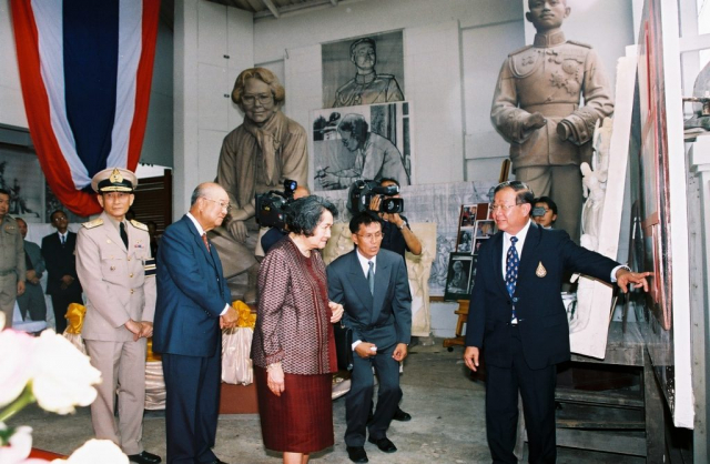 สมเด็จพระเจ้าพี่นางเธอ เจ้าฟ้ากัลยานิวัฒนา กรมหลวงนราธิวาสราชนครินทร์ (พระอิสริยยศขณะนั้น) เสด็จทอดพระเนตรต้นแบบพระรูปและพระราชทานพระวินิจฉัย เมื่อวันอังคารที่ 15 มิถุนายน 2547 ณ บ้านเลขที่ 35/75 ถนนพุทธมณฑล 1 หมู่บ้านมหาดไทย กรุงเทพมหานคร