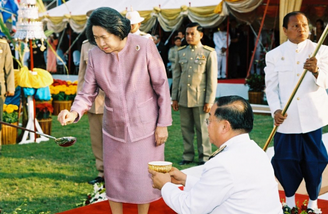 สมเด็จพระเจ้าพี่นางเธอ เจ้าฟ้ากัลยานิวัฒนา กรมหลวงนราธิวาสราชนครินทร์ (พระอิสริยยศขณะนั้น) เสด็จแทนพระองค์ ทรงประกอบพิธีเททองหล่อพระรูปสมเด็จพระศรีนครินทราบรมราชชนนี ณ มหาวิทยาลัยแม่ฟ้าหลวง