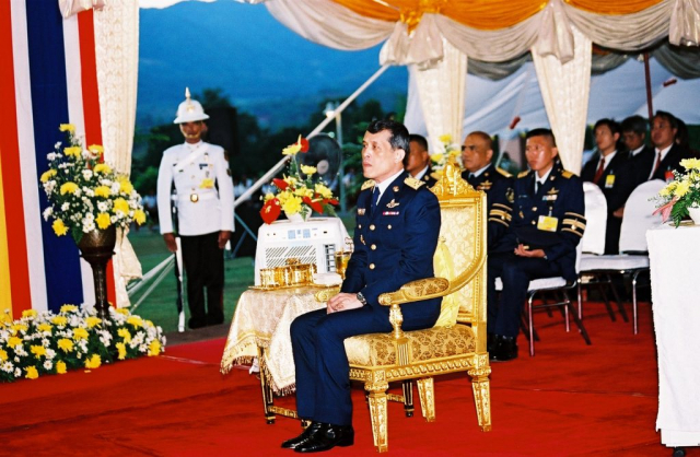 สมเด็จพระบรมโอรสาธิราชฯ สยามมกุฎราชกุมาร (พระอิสริยยศขณะนั้น) เสด็จฯ แทนพระองค์ ในการประกอบพิธีเปิดพระราชานุสาวรีย์สมเด็จพระศรีนครินทราบรมราชชนนี ณ มหาวิทยาลัยแม่ฟ้าหลวง