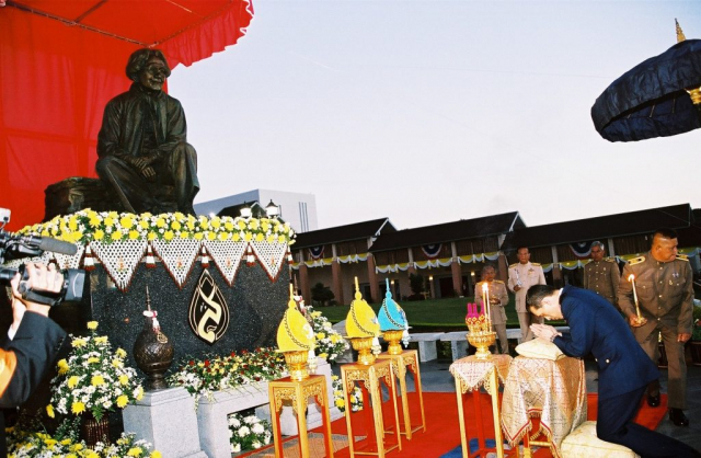สมเด็จพระบรมโอรสาธิราชฯ สยามมกุฎราชกุมาร (พระอิสริยยศขณะนั้น) เสด็จฯ แทนพระองค์ ในการประกอบพิธีเปิดพระราชานุสาวรีย์สมเด็จพระศรีนครินทราบรมราชชนนี ณ มหาวิทยาลัยแม่ฟ้าหลวง