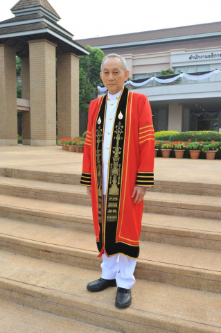ครุยประจำตำแหน่งกรรมการสภามหาวิทยาลัย