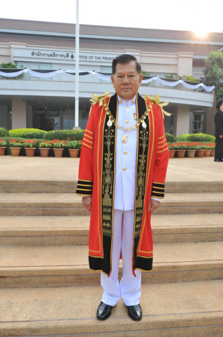ครุยประจำตำแหน่งนายกสภามหาวิทยาลัย