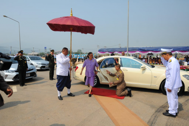 สมเด็จพระเทพรัตนราชสุดาฯ สยามบรมราชกุมารี เสด็จพระราชดำเนินโดยรถยนต์พระที่นั่งถึงโรงพยาบาลศูนย์การแพทย์มหาวิทยาลัยแม่ฟ้าหลวง
