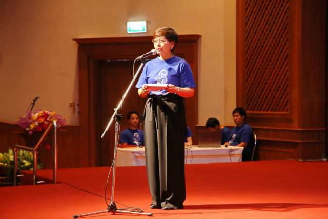 รศ.ดร.ชยาพร วัฒนศิริ ประธานคณะทำงานจัดกิจกรรมฯ กล่าวถึงวัตถุประสงค์ในการจัดกิจกรรมฯ และได้มอบกลอน “แด่ท่านวันชัย”
