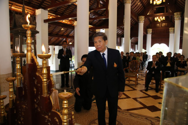 ศาสตราจารย์ ดร.นักสิทธ์ คูวัฒนาชัย อุปนายกสภามหาวิทยาลัยแม่ฟ้าหลวง จุดประทีปบูชาพระเจ้าล้านทองเฉลิมพระเกียรติฯ