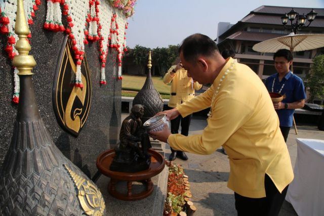 นายภาษเดช หงส์ลดารมภ์ รองผู้ว่าราชการจังหวัดเชียงราย สรงน้ำสงกรานต์พระราชานุสาวรีย์ฯ