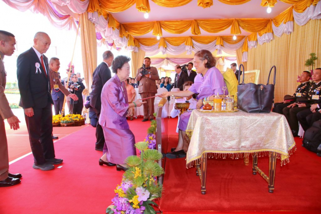 สมเด็จพระเทพรัตนราชสุดาฯ สยามบรมราชกุมารี พระราชทานประกาศเกียรติคุณ ผู้มีคุณูปการในการจัดตั้งโรงพยาบาลศูนย์การแพทย์มหาวิทยาลัยแม่ฟ้าหลวงตั้งแต่แรกเริ่ม และผู้ร่วมบริจาคทรัพย์เพื่อสนับสนุนการดำเนินการ