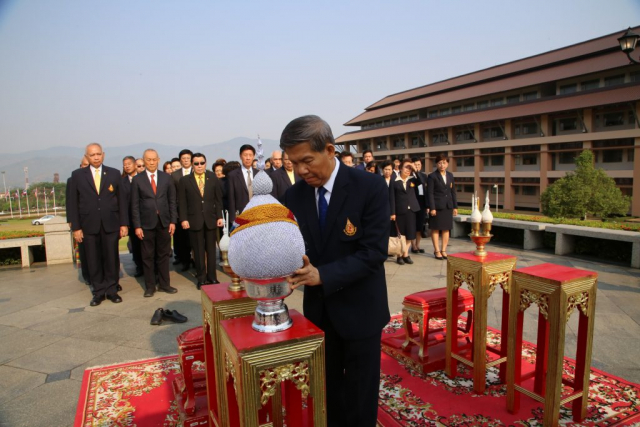ศาสตราจารย์ ดร.นักสิทธ์ คูวัฒนาชัย อุปนายกสภามหาวิทยาลัยแม่ฟ้าหลวง ถวายเครื่องสักการะพระราชานุสาวรีย์ฯ