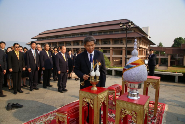 ศาสตราจารย์ ดร.นักสิทธ์ คูวัฒนาชัย อุปนายกสภามหาวิทยาลัยแม่ฟ้าหลวง จุดธูปเทียนเครื่องทองน้อย และกราบที่แท่นกราบ
