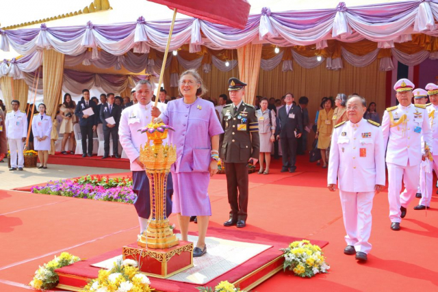 สมเด็จพระเทพรัตนราชสุดาฯ สยามบรมราชกุมารี ทรงกดปุ่มไฟฟ้าเปิดแพรคลุมป้าย “โรงพยาบาลศูนย์การแพทย์มหาวิทยาลัยแม่ฟ้าหลวง”
