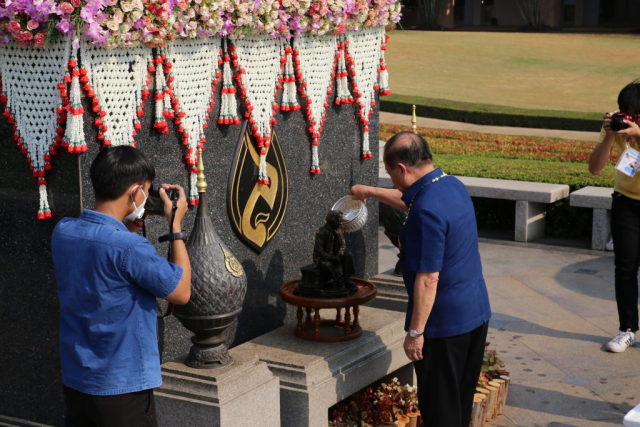 รศ.ดร.วันชัย ศิริชนะ อธิการบดีมหาวิทยาลัยแม่ฟ้าหลวง สรงน้ำสงกรานต์พระราชานุสาวรีย์ฯ