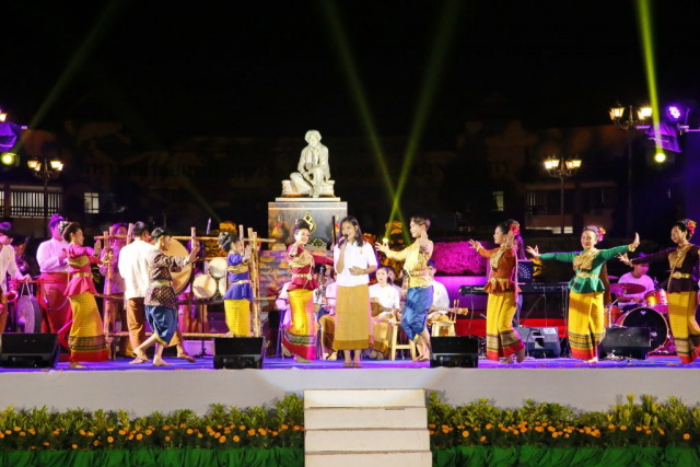 การแสดงโดยชมรม Dance & Acting Club