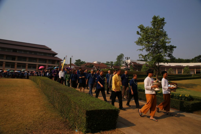ผู้เข้าร่วมงานเคลื่อนขบวนไปยังหอประชุมสมเด็จย่า