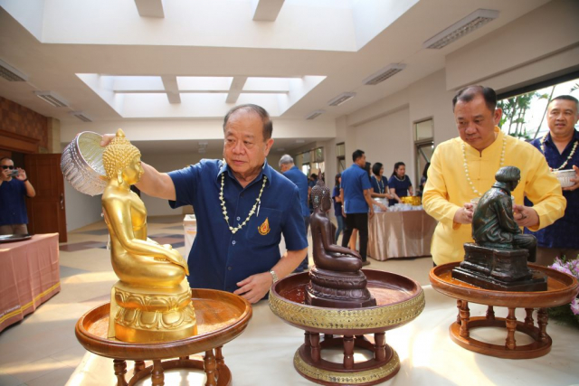 ผู้เข้าร่วมงานสรงน้ำพระเจ้าล้านทองเฉลิมพระเกียรติ และพระรูปสมเด็จพระศรีนครินทราบรมราชชนนีบริเวณโถงทางเข้าหอประชุมสมเด็จย่า