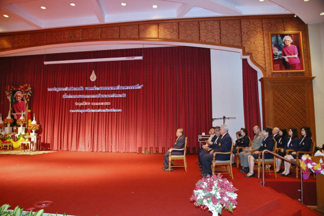 อุปนายกสภามหาวิทยาลัยแม่ฟ้าหลวง กรรมการสภามหาวิทยาลัย อธิการบดี ผู้ว่าราชการจังหวัดเชียงราย ศาสตรเมธี ดร.เฉลิมชัย โฆษิตพิพัฒน์ และผู้บริหาร ขึ้นนั่งบนเวที