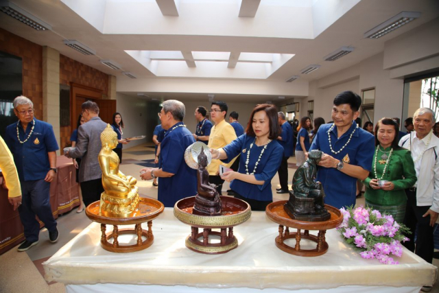 ผู้เข้าร่วมงานสรงน้ำพระเจ้าล้านทองเฉลิมพระเกียรติ และพระรูปสมเด็จพระศรีนครินทราบรมราชชนนีบริเวณโถงทางเข้าหอประชุมสมเด็จย่า
