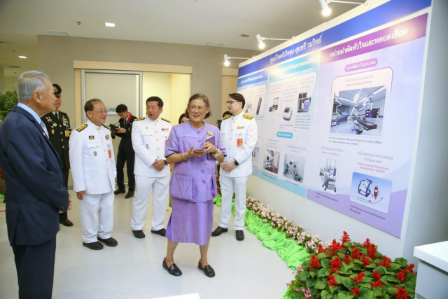 สมเด็จพระเทพรัตนราชสุดาฯ สยามบรมราชกุมารี ทอดพระเนตรนิทรรศการศูนย์โรคหัวใจและศูนย์สายตา