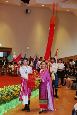 ขบวนเกียรติยศยาตราเข้าสู่หอประชุมสมเด็จย่า (บรรเลงเพลงคีตล้านนา) * ตุงพระราชทาน ตรามหาวิทยาลัย ธงชาติ ธงมหาวิทยาลัย และธงสำนักวิชา