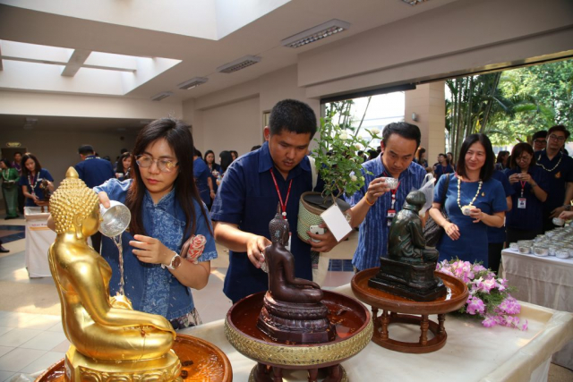 ผู้เข้าร่วมงานสรงน้ำพระเจ้าล้านทองเฉลิมพระเกียรติ และพระรูปสมเด็จพระศรีนครินทราบรมราชชนนีบริเวณโถงทางเข้าหอประชุมสมเด็จย่า