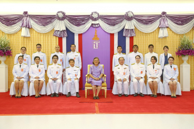 สมเด็จพระเทพรัตนราชสุดาฯ สยามบรมราชกุมารี ฉายพระฉายาลักษณ์ร่วมกับคณะผู้บริหาร แพทย์ และพยาบาล