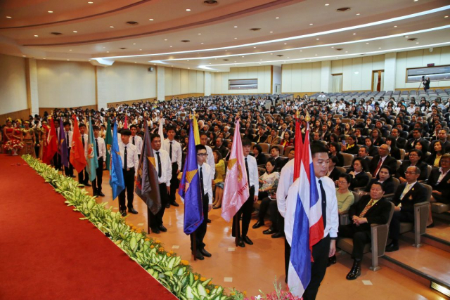 ผู้เชิญตุงพระราชทาน ตรามหาวิทยาลัย และขบวนเกียรติยศ หยุดยืนที่หน้าเวที