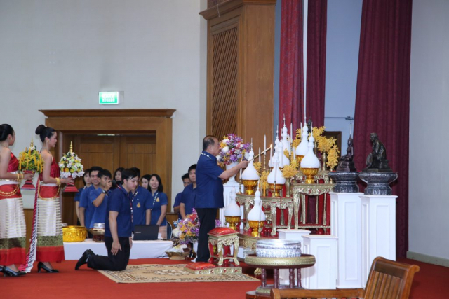 รศ.ดร.วันชัย ศิริชนะ อธิการบดี จุดธูปเทียนบูชาพระรัตนตรัย