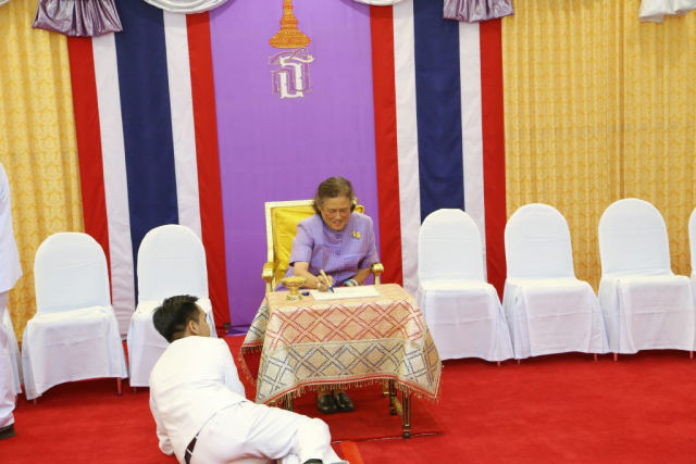 สมเด็จพระเทพรัตนราชสุดาฯ สยามบรมราชกุมารี ทรงลงพระนามาภิไธยในแผ่นศิลา
