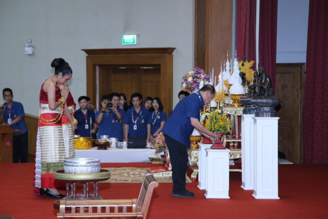 รศ.ดร.วันชัย ศิริชนะ อธิการบดี ถวายเครื่องสักการะพระรูปจำลองสมเด็จพระศรีนครินทราบรมราชชนนี