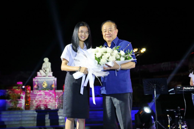 พิธีมอบช่อดอกไม้ให้แก่ รศ.ดร.วันชัย ศิริชนะ อธิการบดีมหาวิทยาลัยแม่ฟ้าหลวง