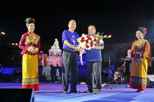 พิธีมอบช่อดอกไม้ให้แก่ รศ.ดร.วันชัย ศิริชนะ อธิการบดีมหาวิทยาลัยแม่ฟ้าหลวง