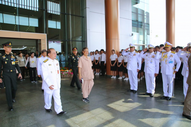 สมเด็จพระเทพรัตนราชสุดาฯ สยามบรมราชกุมารี เสด็จฯ ลงชั้น 1 ไปยังสนามเฮลิคอปเตอร์ชั่วคราวโรงพยาบาลศูนย์การแพทย์มหาวิทยาลัยแม่ฟ้าหลวง