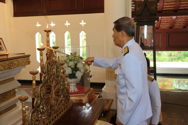 ศาสตราจารย์ ดร.นักสิทธ์ คูวัฒนาชัย อุปนายกสภามหาวิทยาลัยแม่ฟ้าหลวง จุดประทีปบูชาพระเจ้าล้านทองเฉลิมพระเกียรติฯ