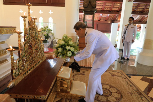 ศาสตราจารย์ ดร.นักสิทธ์ คูวัฒนาชัย อุปนายกสภามหาวิทยาลัย ถวายเครื่องบูชาพระเจ้าล้านทองเฉลิมพระเกียรติฯ