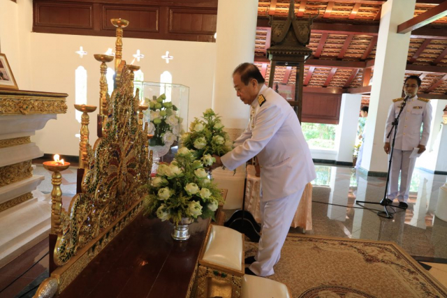 รศ.ดร.วันชัย ศิริชนะ อธิการบดีผู้ก่อตั้ง ถวายเครื่องบูชาพระเจ้าล้านทองเฉลิมพระเกียรติฯ