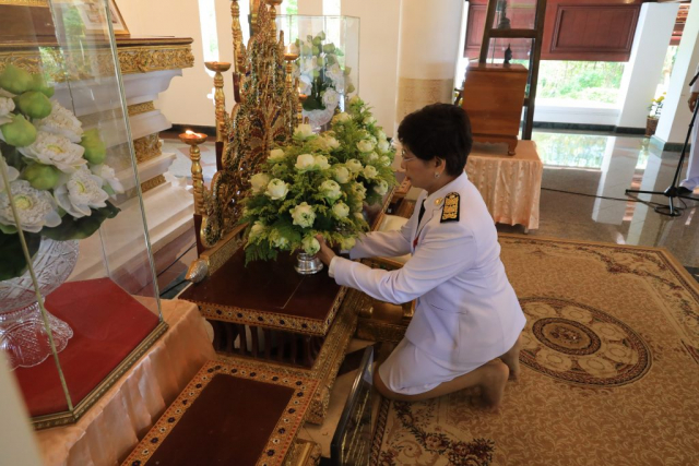 รศ.ดร.ชยาพร วัฒนศิริ อธิการบดี ถวายเครื่องบูชาพระเจ้าล้านทองเฉลิมพระเกียรติฯ