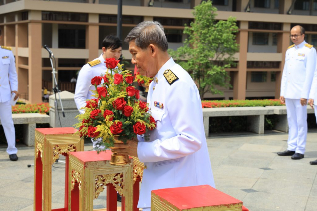 ศาสตราจารย์ ดร.นักสิทธ์ คูวัฒนาชัย อุปนายกสภามหาวิทยาลัยแม่ฟ้าหลวง ถวายเครื่องสักการะพระราชานุสาวรีย์ฯ
