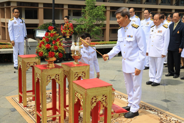ศาสตราจารย์ ดร.นักสิทธ์ คูวัฒนาชัย อุปนายกสภามหาวิทยาลัยแม่ฟ้าหลวง จุดธูปเทียนเครื่องทองน้อยสักการะพระราชานุสาวรีย์ฯ แล้วกราบที่แท่นกราบ