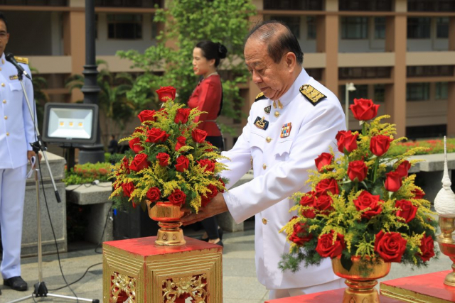 รศ.ดร.วันชัย ศิริชนะ อธิการบดีผู้ก่อตั้ง ถวายเครื่องสักการะพระราชานุสาวรีย์ฯ