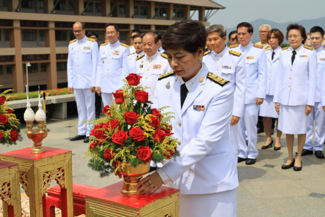 รศ.ดร.ชยาพร วัฒนศิริ อธิการบดี ถวายเครื่องสักการะพระราชานุสาวรีย์ฯ