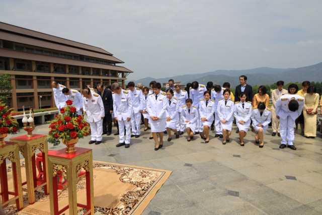 ผู้เข้าร่วมพิธีถวายความเคารพพระราชานุสาวรีย์ฯ พร้อมกัน