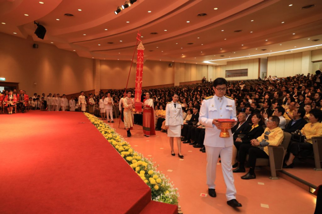 ขบวนเกียรติยศยาตราเข้าสู่หอประชุมสมเด็จย่า