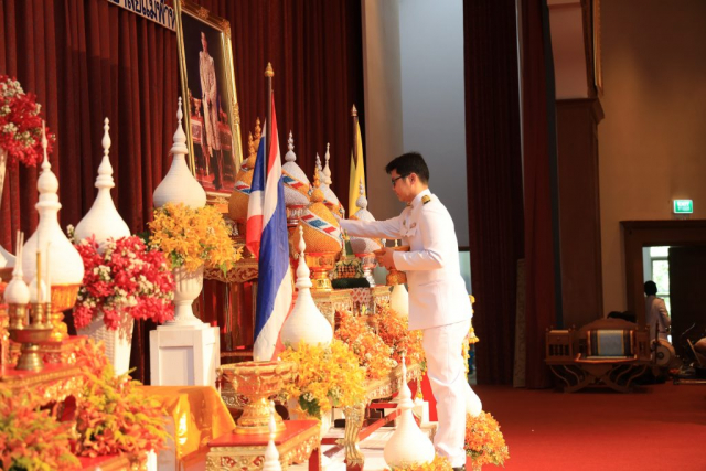 เชิญพระราชโองการขึ้นวางบนพาน หน้าพระบรมฉายาลักษณ์พระบามสมเด็จพระเจ้าอยู่หัว