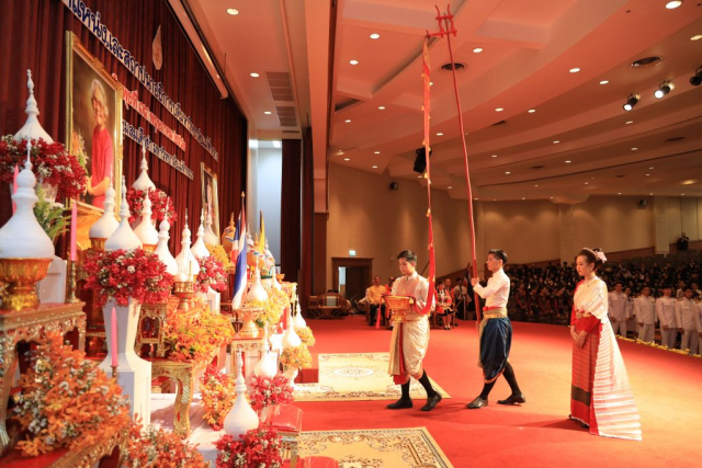 เชิญตุงพระราชทาน ขึ้นประดิษฐาน ณ แท่นบนเวที