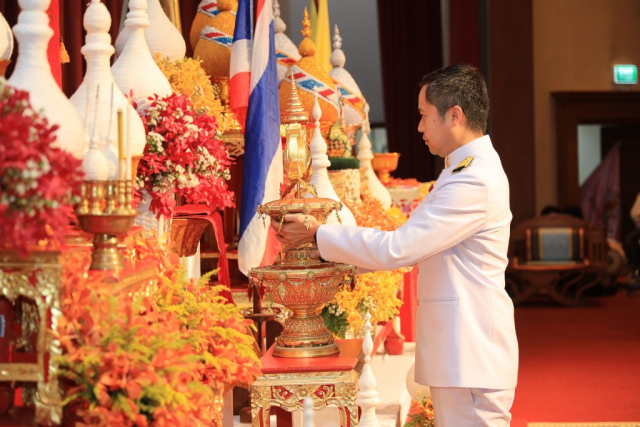 เชิญตรามหาวิทยาลัย ขึ้นประดิษฐาน ณ แท่นบนเวที
