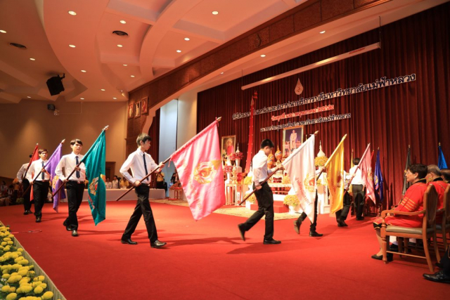 เชิญธงชาติไทย ธงมหาวิทยาลัย และธงประจำสำนักวิชา ขึ้นตั้งบนแท่นฐาน
