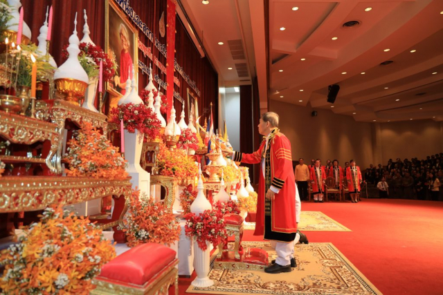 ศาสตราจารย์ ดร.นักสิทธ์ คูวัฒนาชัย อุปนายกสภามหาวิทยาลัย จุดธูปเทียนบูชาพระรัตนตรัย และจุดธูปเทียนเครื่องทองน้อยหน้าพระฉายาลักษณ์สมเด็จพระศรีนครินทราบรมราชชนนี