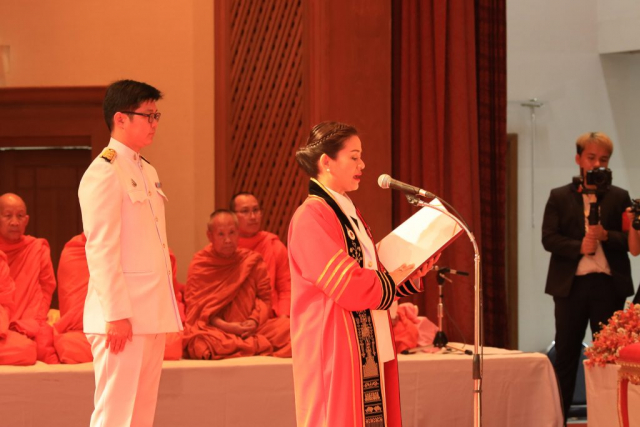 อาจารย์ ดร.ประภัสสร ดำรงกุล อึ้งวณิชยพันธ์ รักษาการแทนรองอธิการบดีอ่านพระราชโองการ เรื่อง แต่งตั้งอธิการบดีมหาวิทยาลัยแม่ฟ้าหลวง