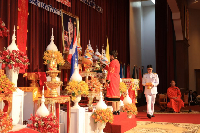 รศ.ดร.ชยาพร วัฒนศิริ อธิการบดีมหาวิทยาลัยแม่ฟ้าหลวง เปิดกรวยดอกไม้ธูปเทียนแพ เสร็จแล้วรับพระราชโองการ